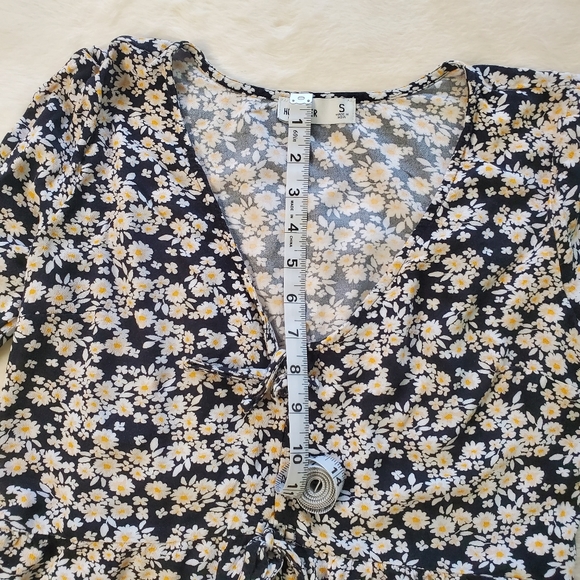 Hollister Black With Daisies Top - Picture 14 of 14